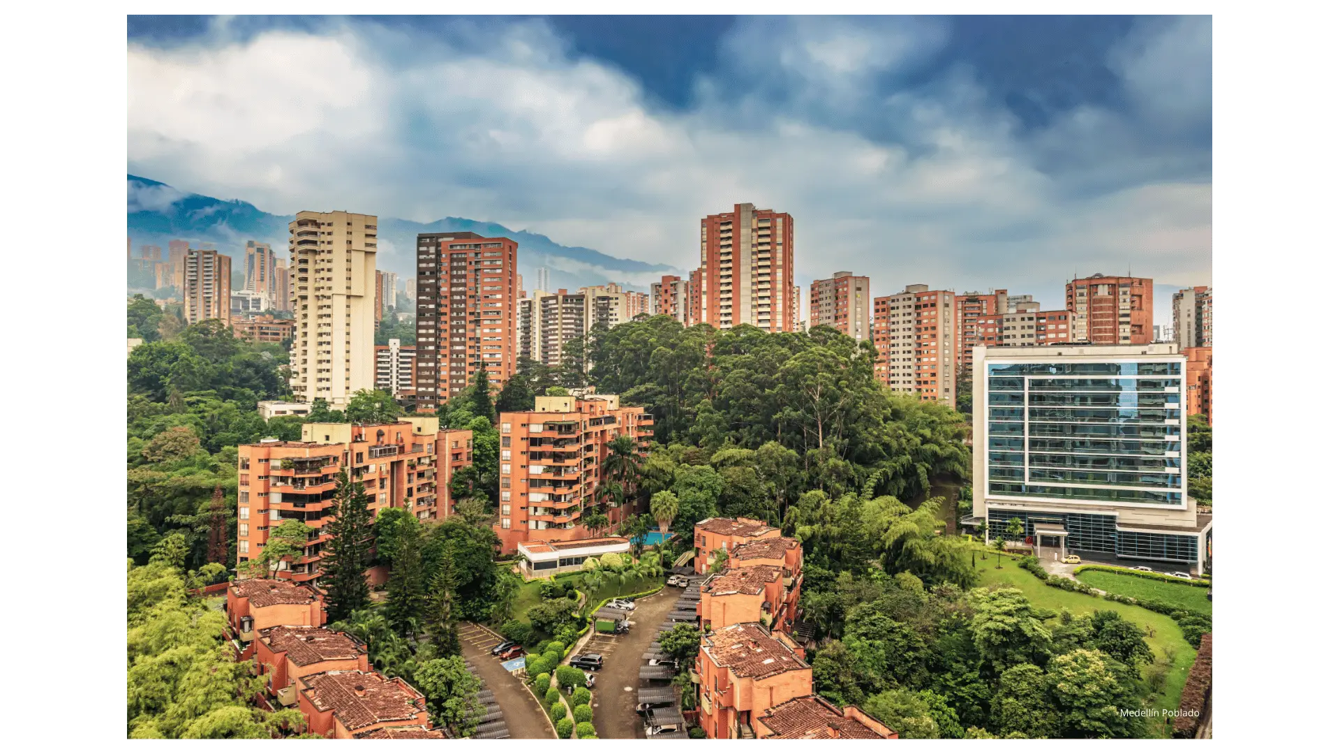 Edificios y naturaleza en Medellín
